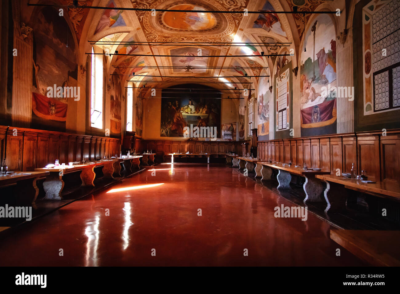 Monte Oliveto Maggiore, Siena, Toskana - Italien, 17. August 2018: Refektorium von Asciano Abtei Stockfoto