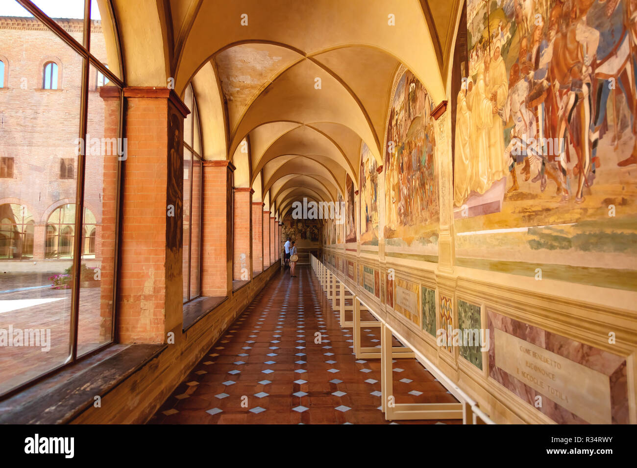 Monte Oliveto Maggiore, Siena, Toskana - Italien, 17. August 2018: Flur mit Fresken von Asciano Abtei eingerichtet Stockfoto
