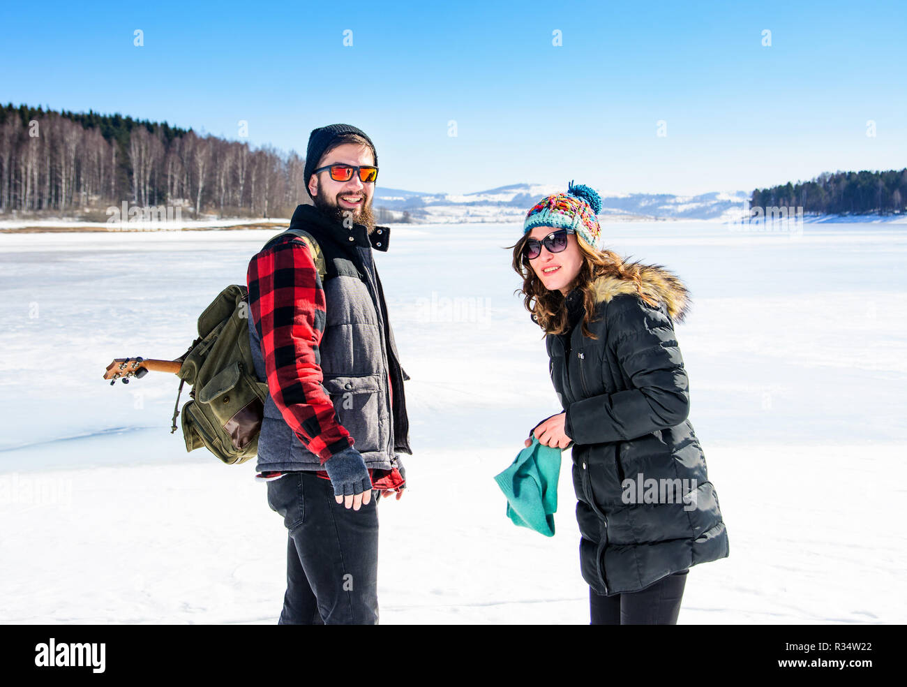 Paar genießen Sie den Tag auf einem zugefrorenen See Oberfläche Stockfoto