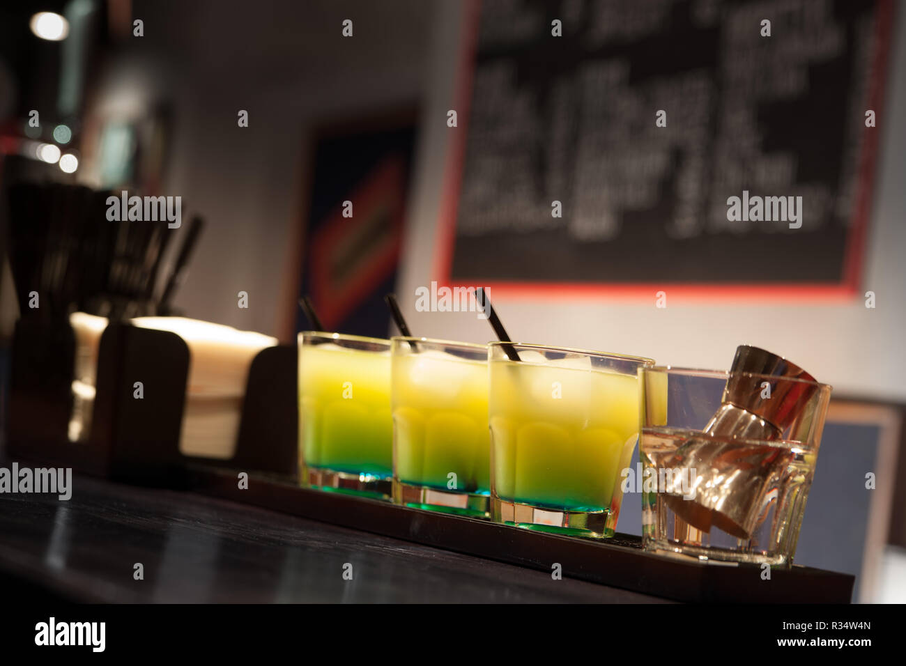 Drei Gläser für Cocktails sind an der Bar Stockfoto