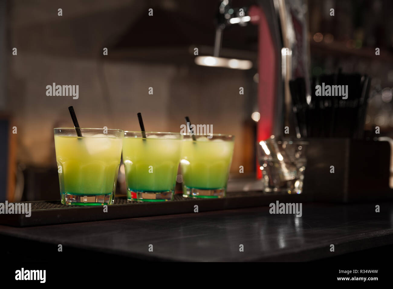 Drei Gläser für Cocktails sind an der Bar Stockfoto