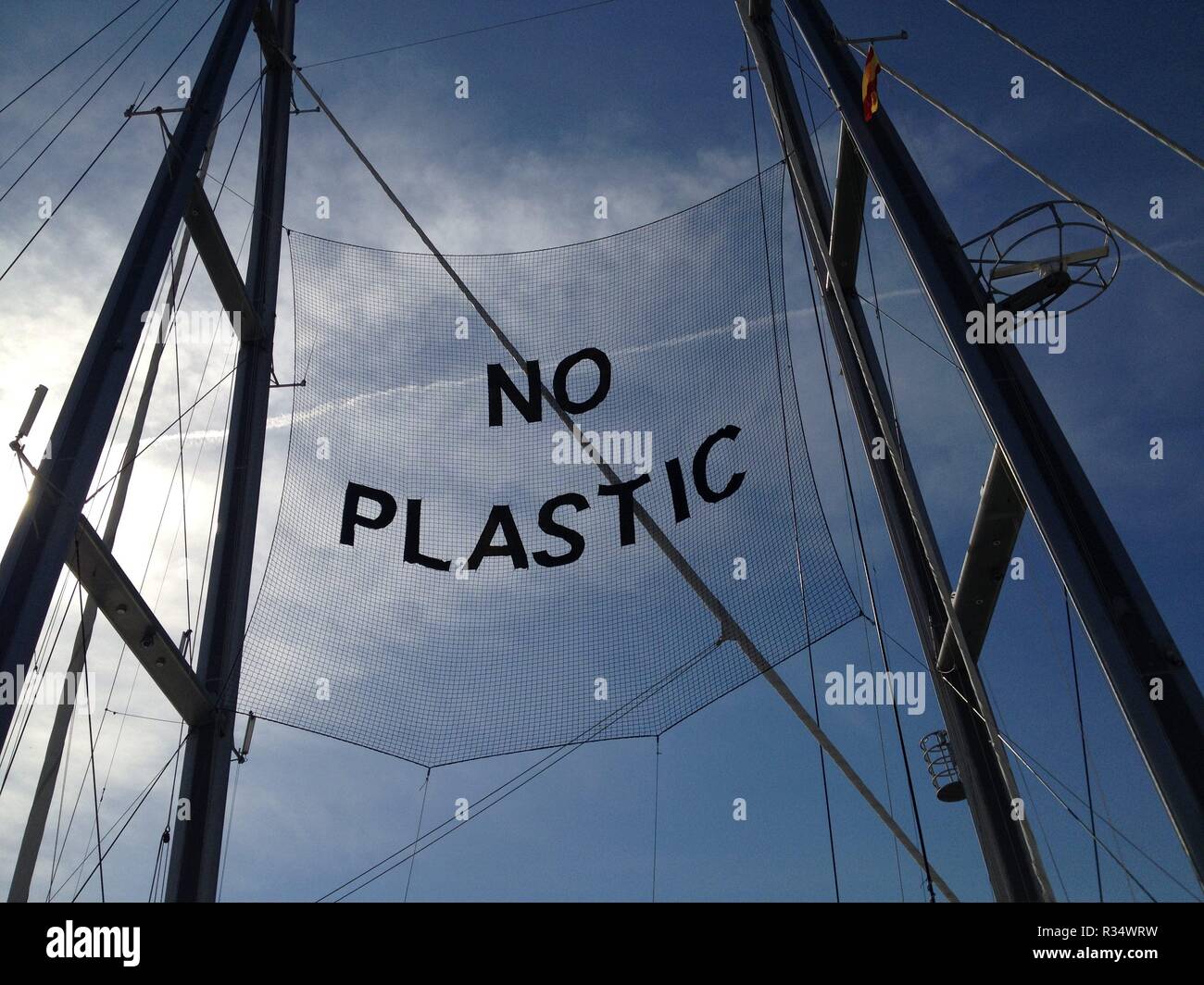 Legende keine Kunststoff hängen zwischen die Masten eines Bootes der Umweltschützer. Stockfoto