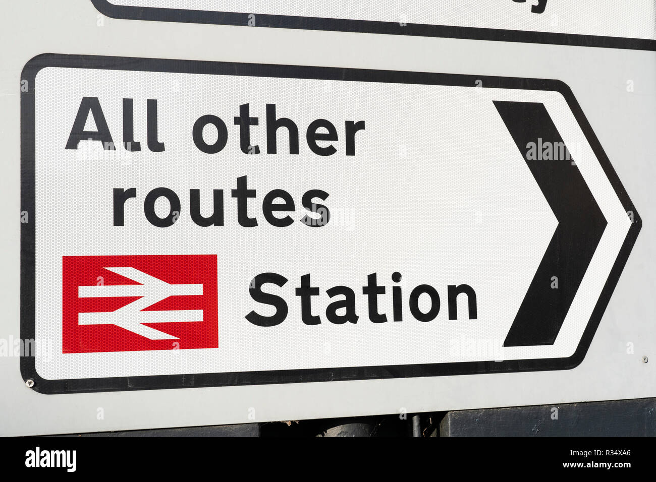Ein Klasse 2 (hohe Intensität) retroflective Road Sign in England mit Wegbeschreibung zu einem Bahnhof und alle anderen Routen Stockfoto