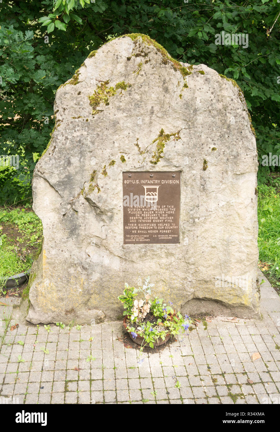 War Memorial Skulptur zu den Soldaten der 80. US-Infanterie Division getötet Überquerung des Flusses Sauer, in der Nähe von Echternach, Grevenmacher, Luxemburg Stockfoto