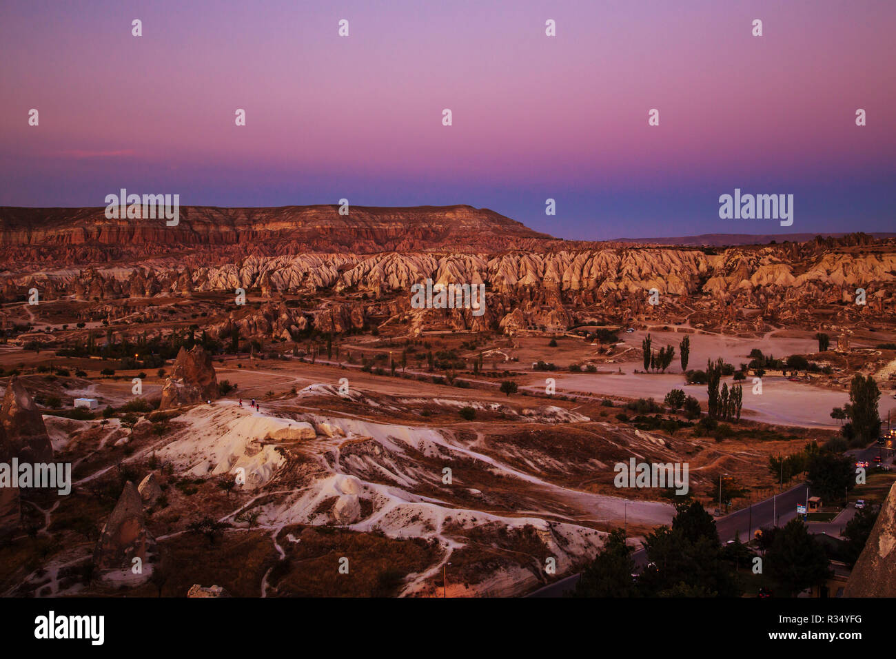 Sonnenuntergang in Kappadokien. Fantastische Bergwelt im Zentrum der Türkei. Stockfoto