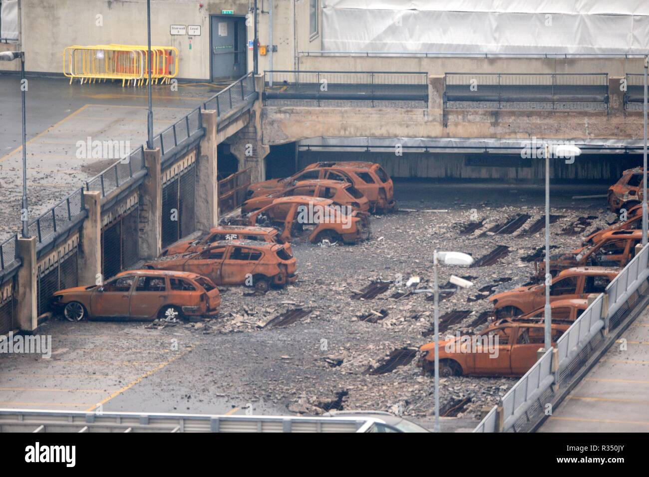 Blick auf ausgebrannte Fahrzeuge auf dem mehrstöckigen Liverpool Waterfront Car Park in der Nähe der Echo Arena, die am Silvesterabend 2017 durch einen Brand zerstört wurde. Am Mittwoch beginnen die Arbeiten, um fast 1200 Autos zu entfernen, die im Feuer gefangen wurden, und den siebenstöckigen Parkplatz abzureißen. Stockfoto