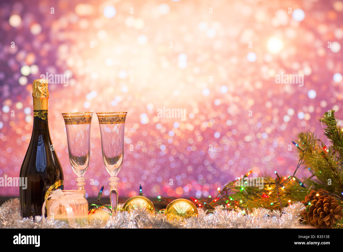 Silvester Feier Hintergrund mit Champagner und ein paar Gläser mit Weihnachtsdekoration. Party und Feier Konzept. Stockfoto