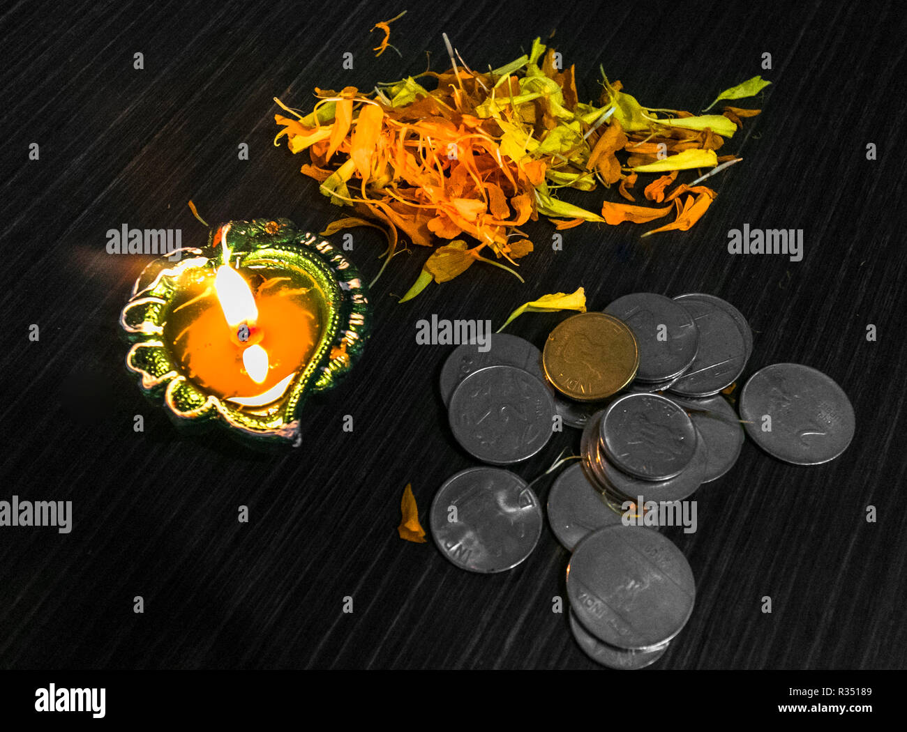 Lit diya mit Blumen und Münzen für diwali und dhanteras Feier in Indien eingerichtet Stockfoto