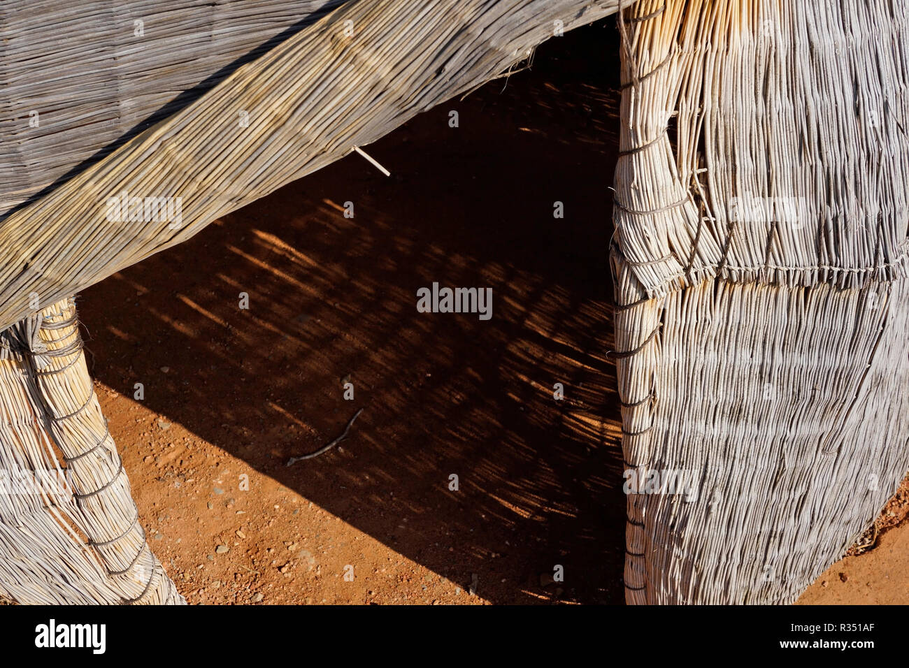 Eine typische kerm-' oder Schutz durch Buschmänner (San) in der Karoo Wüste Nationalen Botanischen Garten in Worcester gebaut, Provinz Westkap in Südafrika. Stockfoto