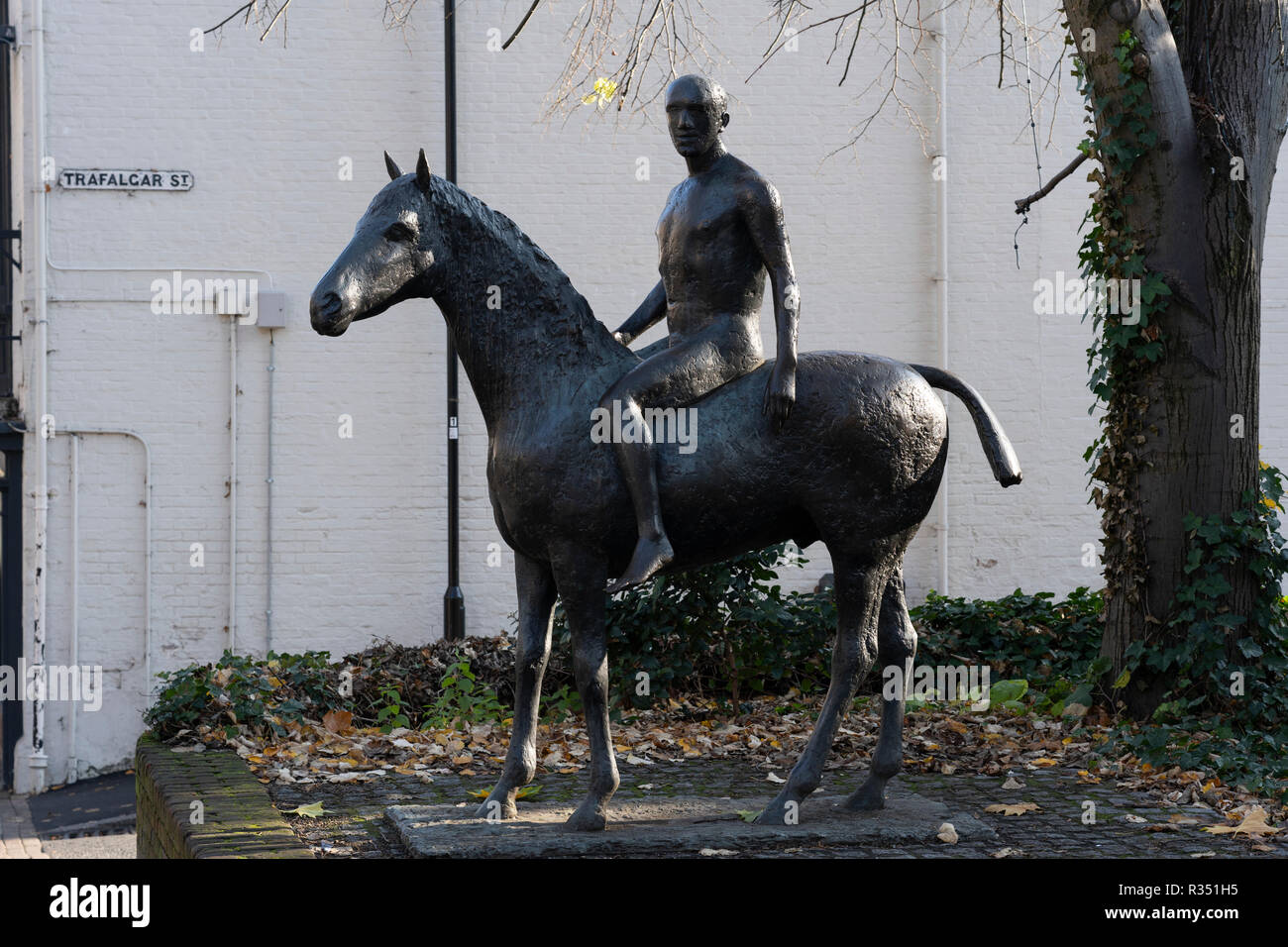 Pferd und Reiter FCR (242) ist eine 1974 Bronze EQUESTRIAN Skulptur von Elisabeth Frink in Winchester, Hampshire, England Stockfoto
