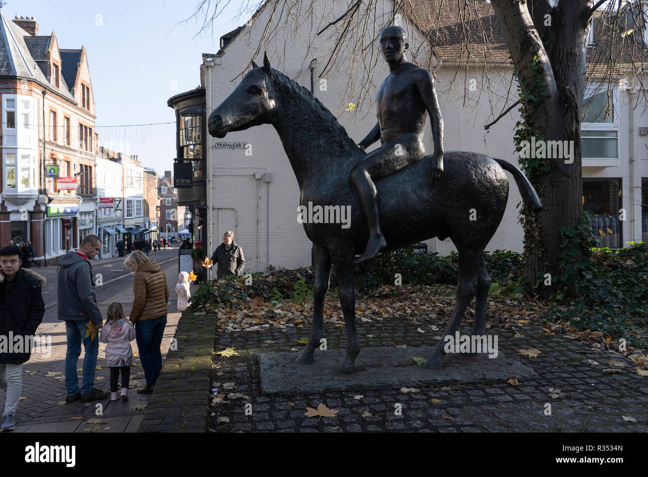 Pferd und Reiter FCR (242) ist eine 1974 Bronze EQUESTRIAN Skulptur von Elisabeth Frink in Winchester, Hampshire, England Stockfoto