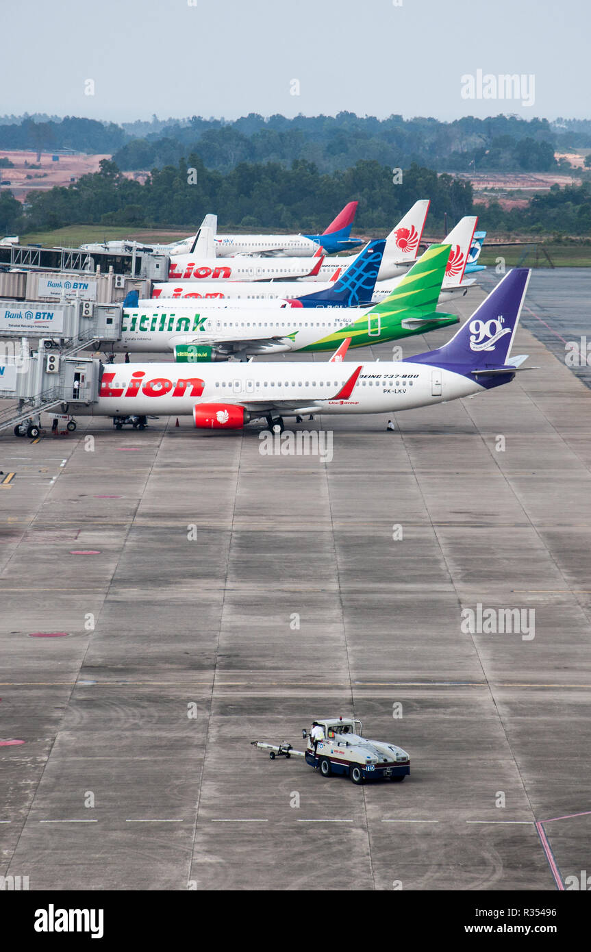 Flugzeuge parken am Hang Nadim Airport in Batam, Indonesien Stockfoto