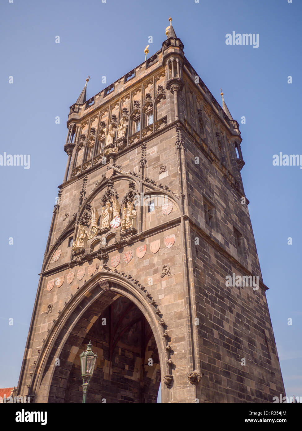 Der Pulverturm oder Pulver Tor ist der gotische Turm in Prag, Tschechische Republik. Stockfoto