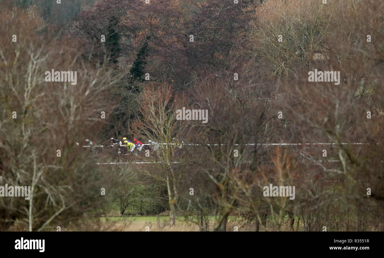 Maebh geritten von Kevin Jones machen sich auf den Weg um die Rückseite der Kurs vor dem Gewinn des Thoroughbred Breeders Association Stuten 'Novizen' Hurdleat Warwick Racecourse. Stockfoto