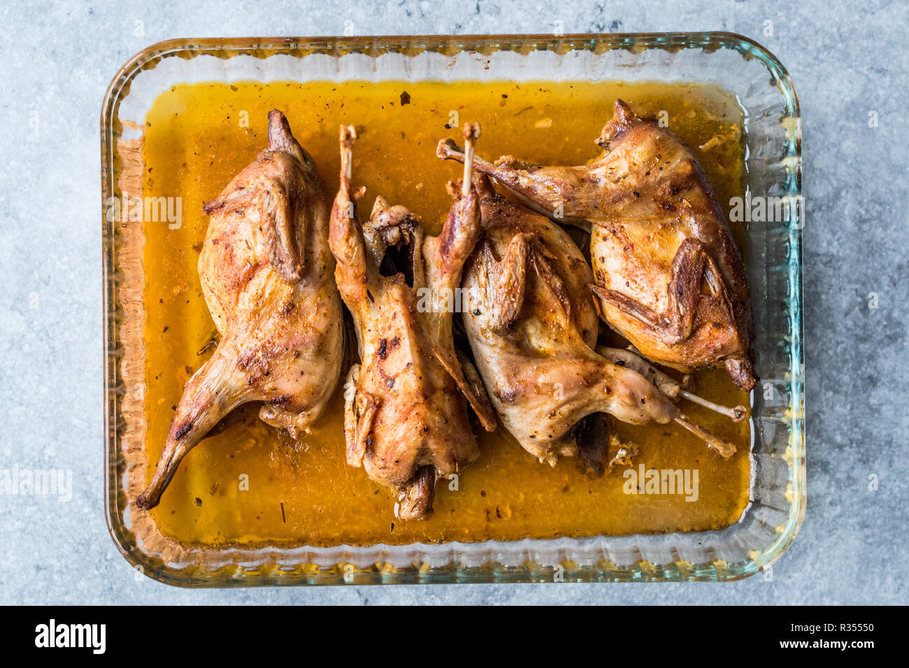 Knusprig gebratene Wachtel Fleisch im Glas Schale gebratene Kleine Hühner. Ökologische Lebensmittel. Stockfoto