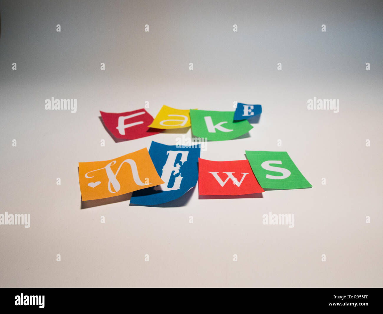Gefälschte Nachrichten geschrieben, mit Stücken von Zeitung, ideal ein Gefühl der Anonymität zu geben Stockfoto