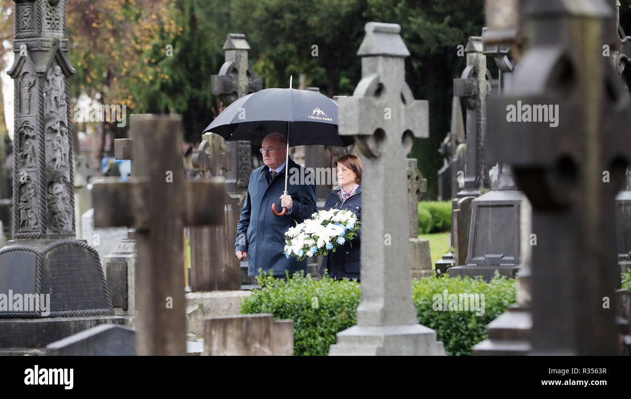 GAA-Präsident John horan und GAA Communications manager Siobhan Brady tragen einen Kranz im Dubliner Glasnevin cemetery vor der Enthüllung eines Denkmals für die 14-jährige John William Scott, der erschossen wurde und auf der Blutige Sonntag getötet im Croke Park 1920, als die Britischen Truppen eröffneten das Feuer während eines GAA übereinstimmen. Stockfoto