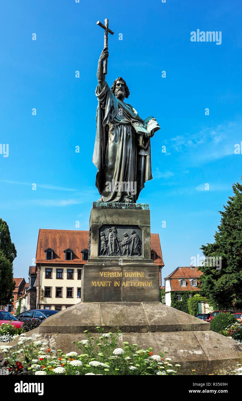Statue des heiligen bonifatius in fulda Fotos und Bildmaterial in hoher Auflösung Alamy