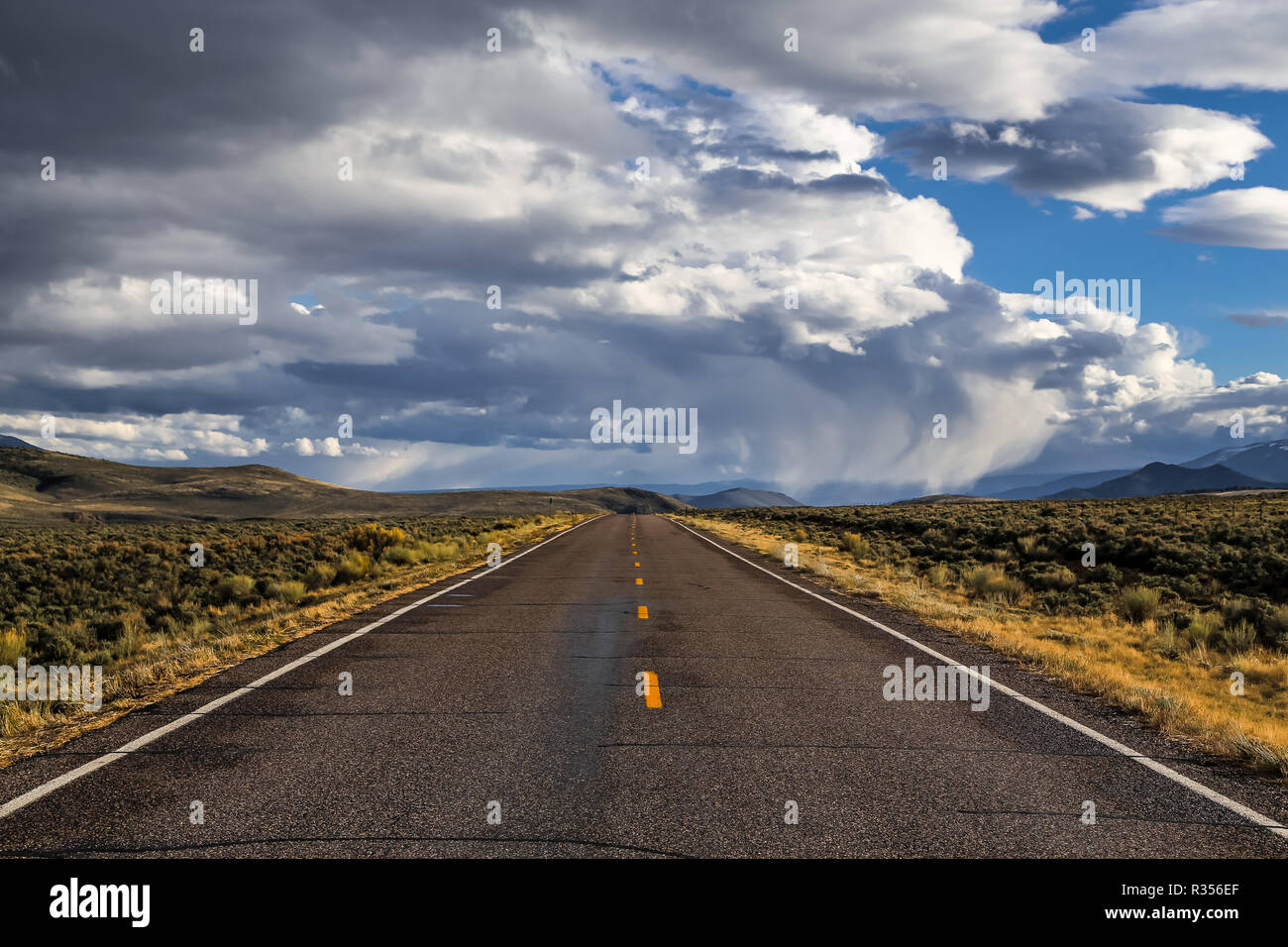 Sturm über eine Straße in der Wüste in Utah Stockfoto
