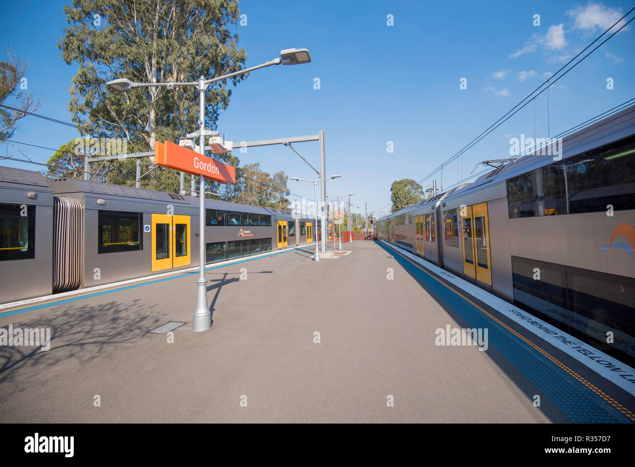 Zwei Züge auf Gordon Bahnhof auf Sydney upper North Shore, Teil der Ku-Ring-Gai Gemeinde und der Sydney Züge Netzwerk NSW, Australien Stockfoto