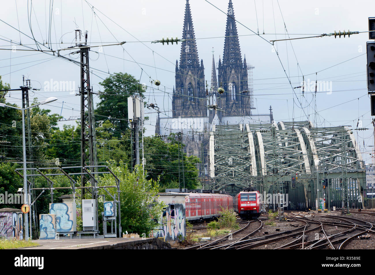 Hohenzollernbrücke und Dom Stockfoto