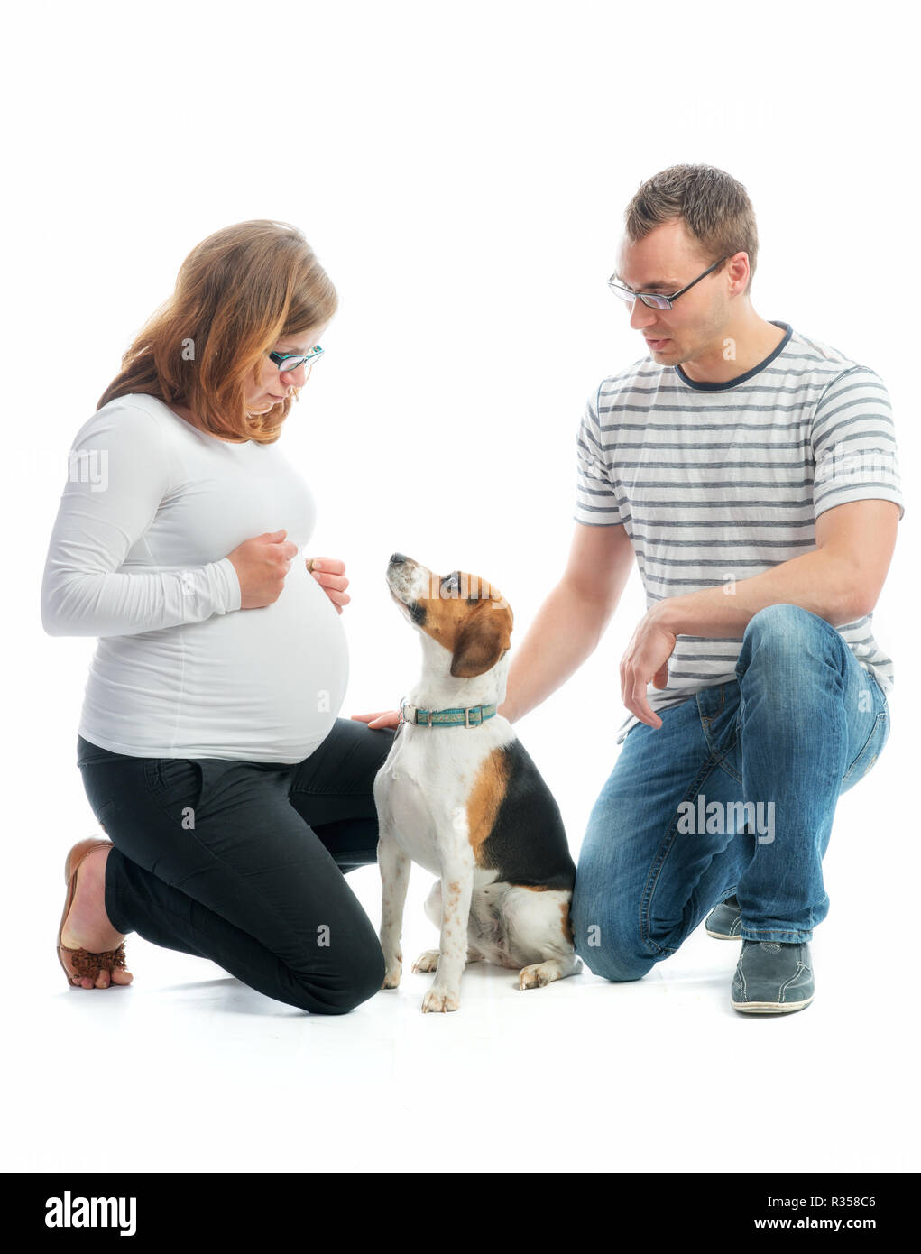Werdende Eltern mit Hund Stockfoto