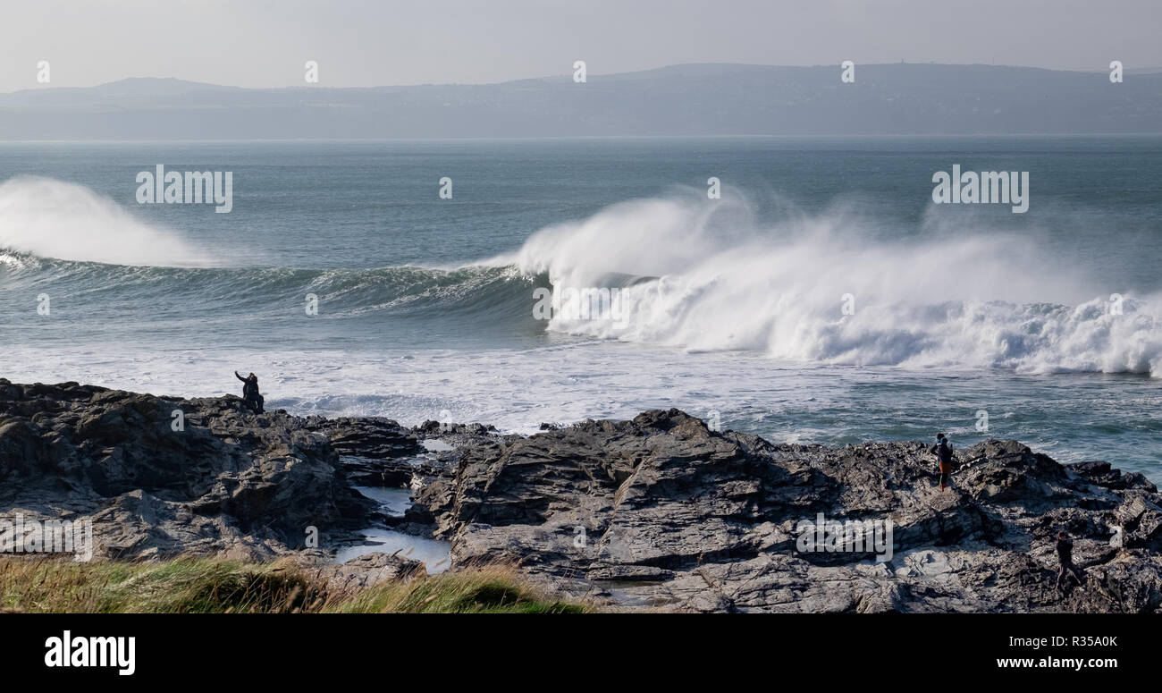Fotografen, die eine "138623" von sich selbst auf den Felsen am Godrevy mit einer Kulisse aus massiven Wellen vom Wind angetrieben wird. Stockfoto