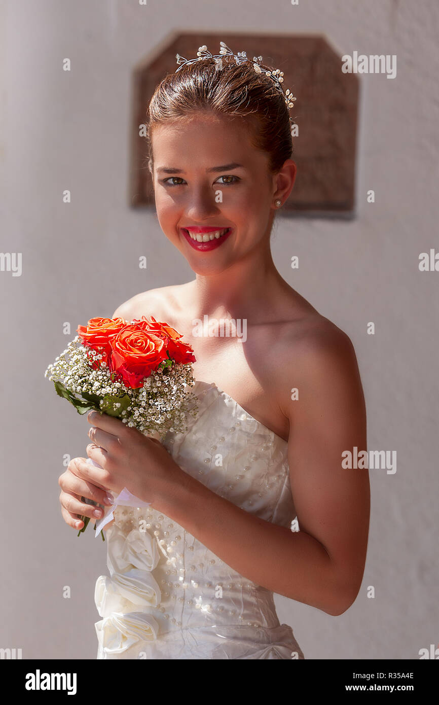 Außenaufnahme der eine junge schöne Braut Stockfoto