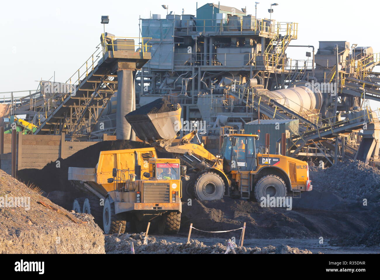 Ein Caterpillar 966 Laden einer Caterpillar 400D ADT am Recycoal Kohle Recyclinganlage in Rossington, Doncaster, South Yorkshire Stockfoto