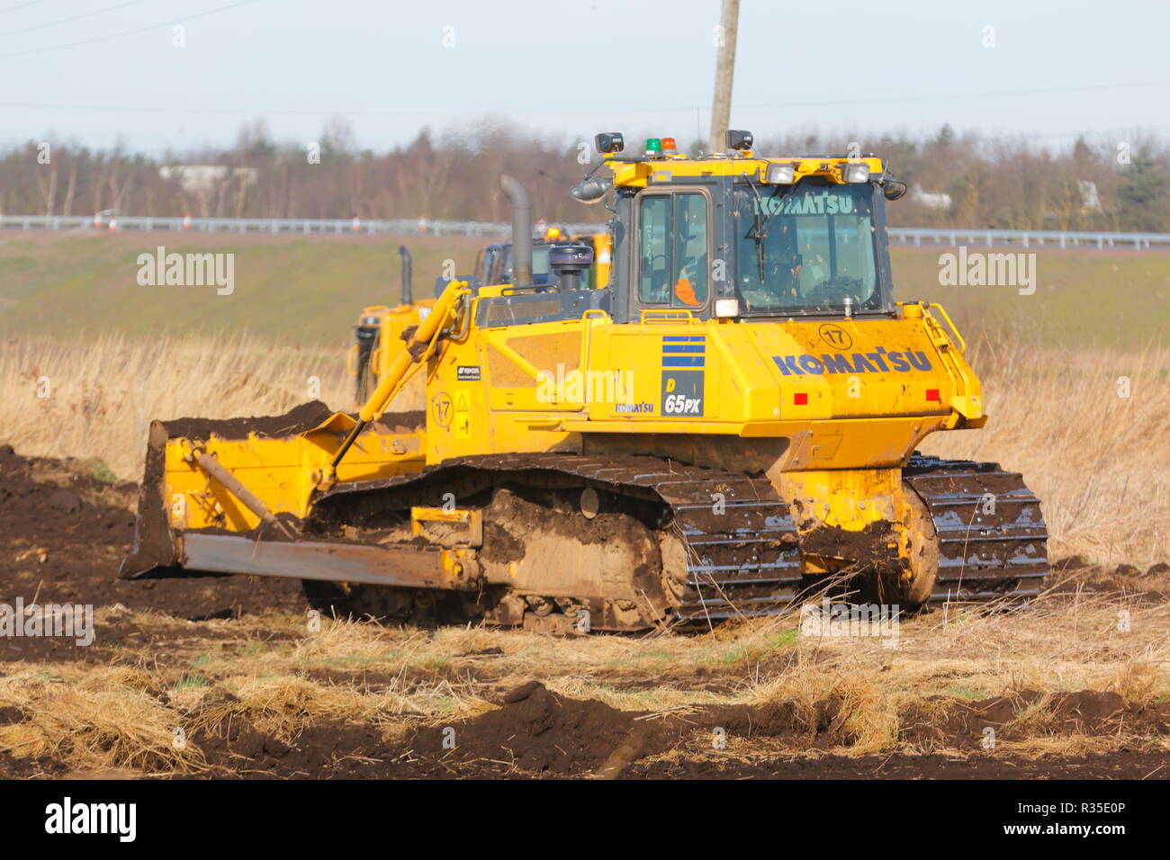 Ein Komatsu bulldozer Streifen Boden, wie der Bau des neuen IPORT in Doncaster, South Yorkshire beginnt. Stockfoto