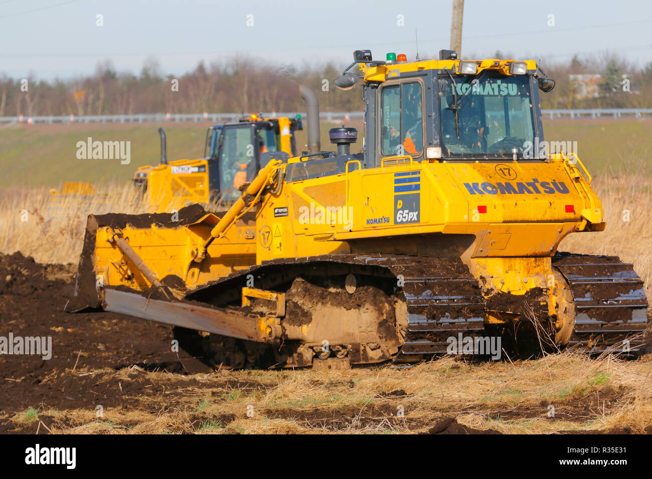 Ein Komatsu bulldozer Streifen Boden, wie der Bau des neuen IPORT in Doncaster, South Yorkshire beginnt. Stockfoto