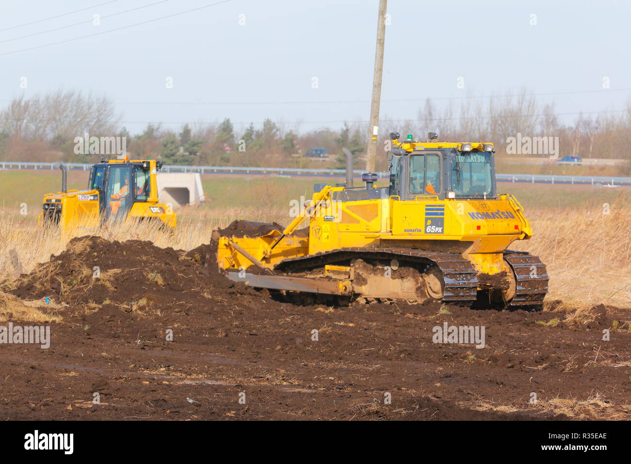 Planiermaschinen streifen Boden wie die Arbeiten für den Bau von Iport in Doncaster, South Yorkshire beginnt. Stockfoto