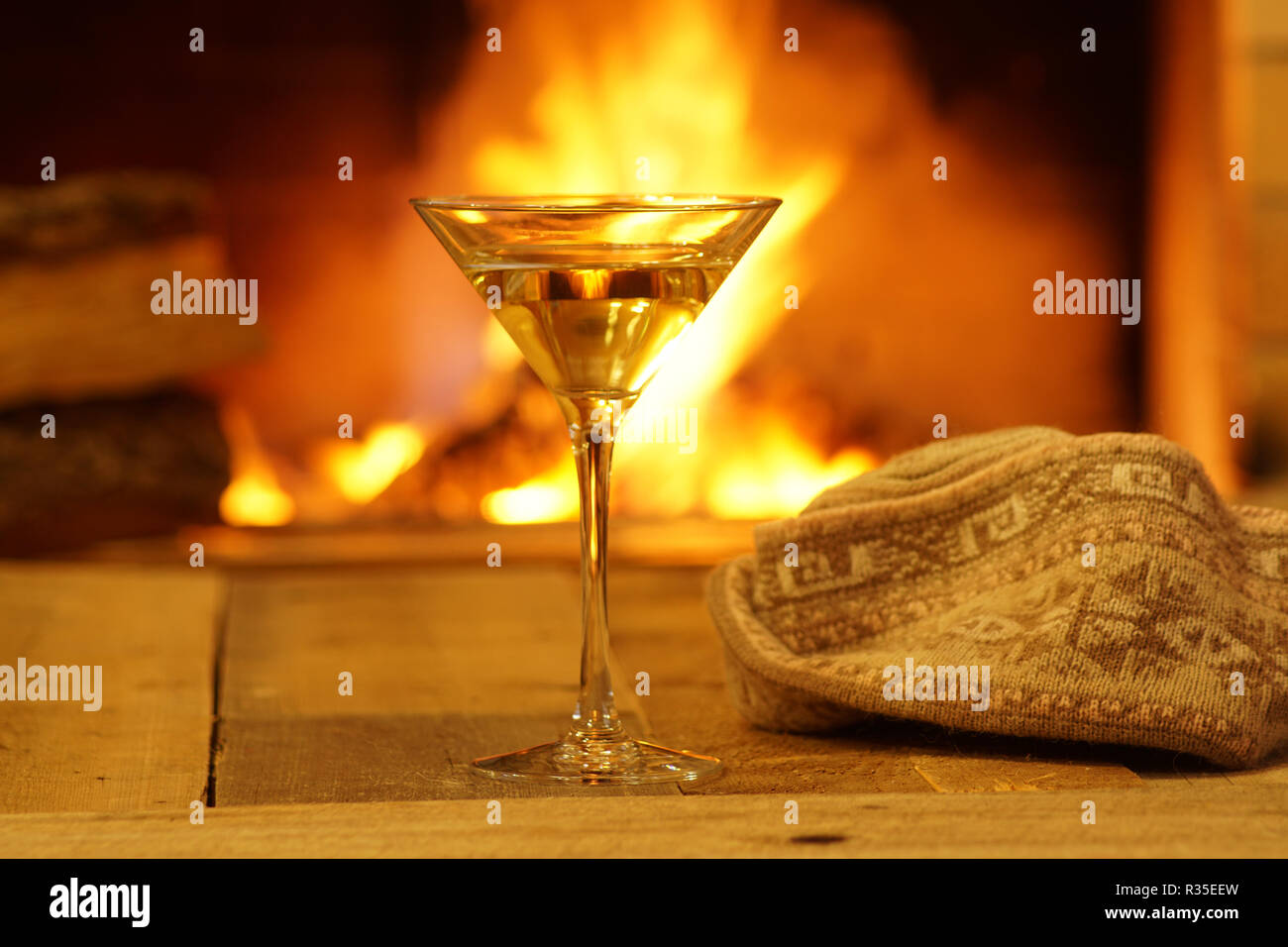 Glas Martini gegen gemütlichen Kamin Hintergrund, winter Urlaub, Winter Urlaub, Landhaus, horizontal. Stockfoto