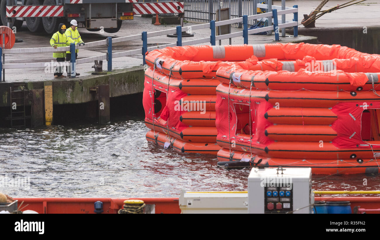 Aufgeblasenen Rettungsinseln, Teil eines Schiffsevakuierungssystems im Hafen Aberdeen, Aberdeen, Schottland, UK Stockfoto