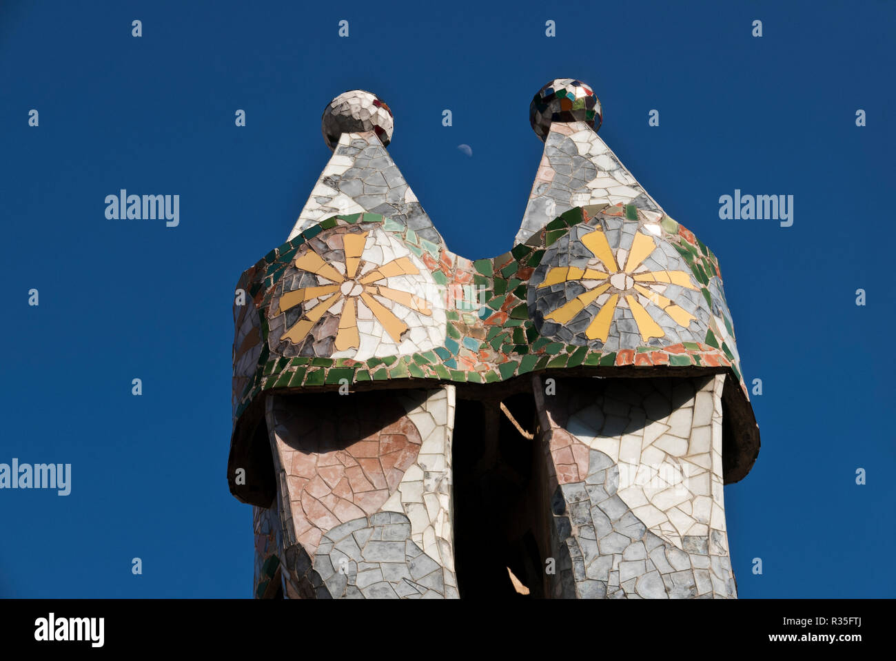 Bunte Schornsteine Auf Dem Dach Des Casa Batllo Haus Entworfen Von