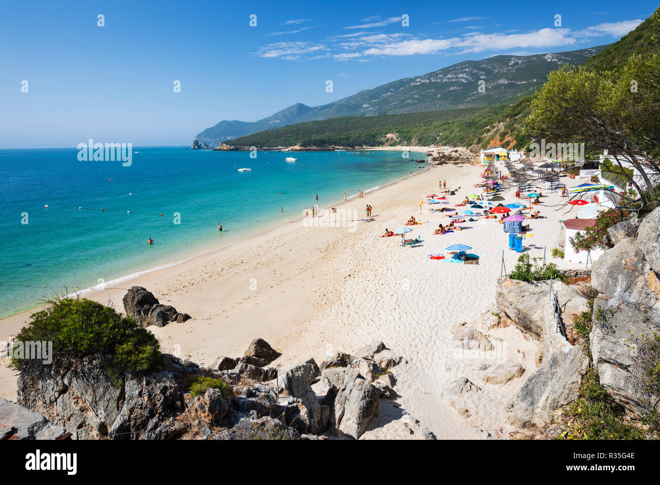 Blick über Galapos Strand im Sommer, Portinho da Arrábida, Parque Natural da Arrábida, Setubal, Lissabon, Portugal, Europa Stockfoto