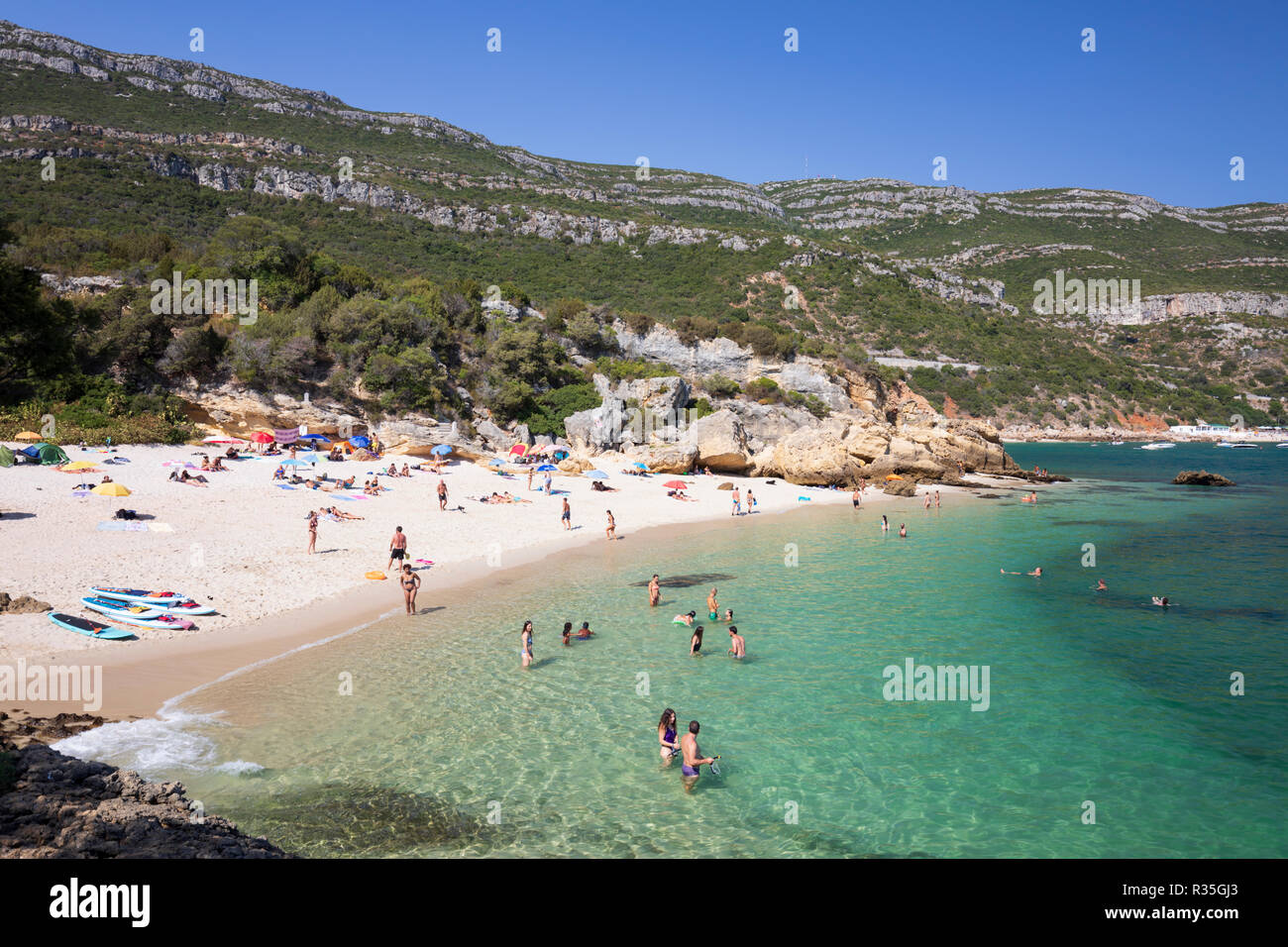 Praia dos Coelhos auf Sommernachmittag, Portinho da Arrábida, Parque Natural da Arrábida, Setubal, Lissabon, Portugal, Europa Stockfoto