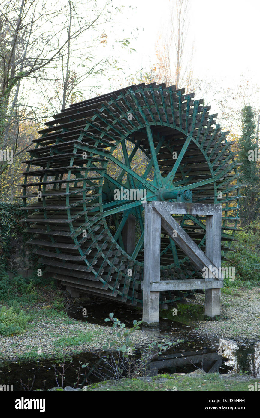 hölzerne Wassermühle Stockfoto