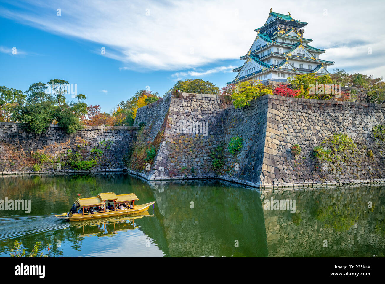 Burg von Osaka, ein touristenboot im Graben Stockfoto