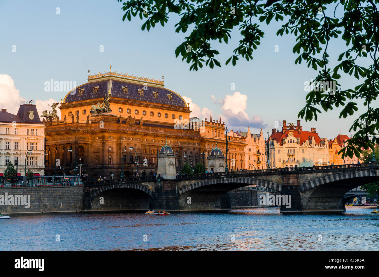 "Národní divadlo', das Nationaltheater als eine der wichtigsten tschechischen kulturellen Institutionen, durch die der Fluss Vltava 'gesehen' Stockfoto