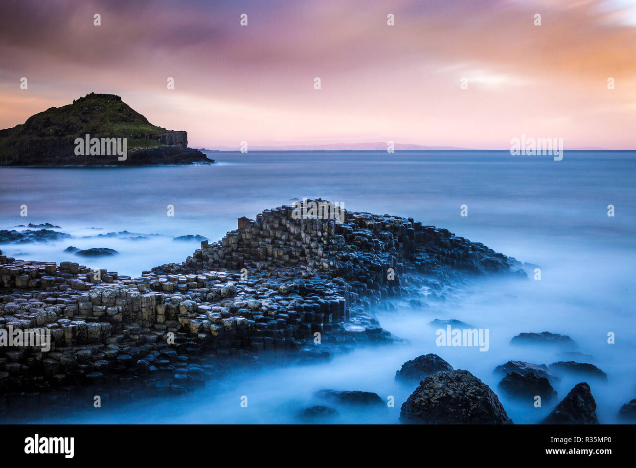 Lange Belichtung der Morgendämmerung brechen auf der Giant's Causeway in Bushmills, Nordirland Stockfoto