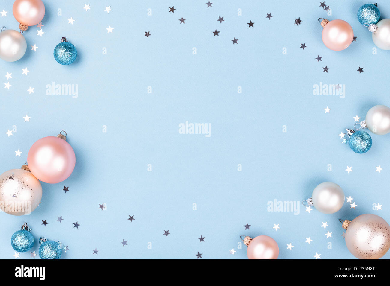 Weihnachten Rahmen aus Weihnachtskugeln und Silber Konfetti auf blauem Hintergrund. Minimale neues Jahr Karte, Ansicht von oben. Stockfoto