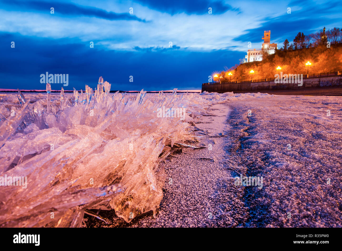 Blick auf die Hauptattraktion des Amur Chabarowsk aus Eis Stockfoto