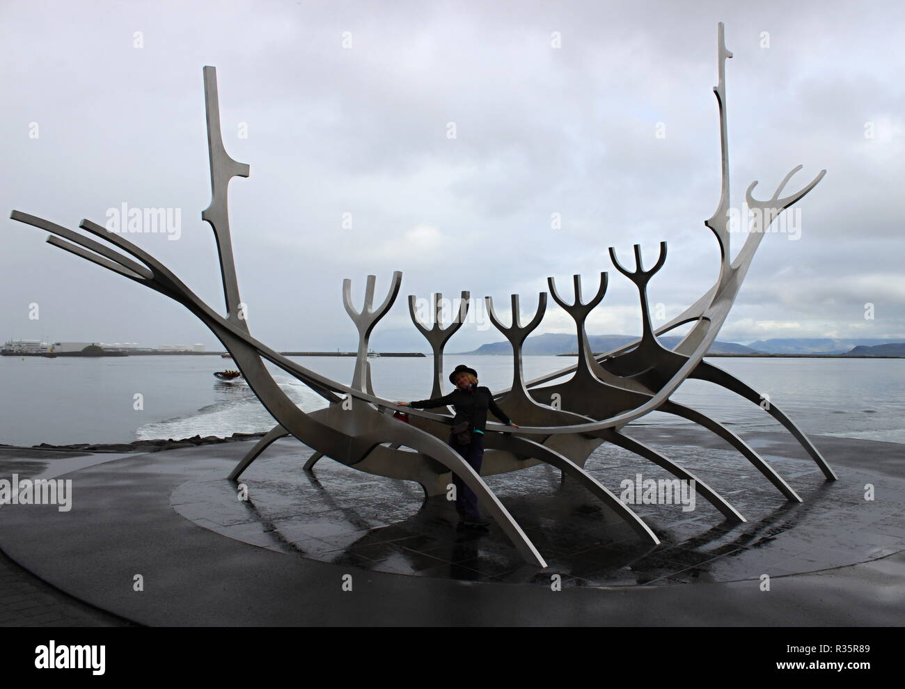 Solfar (Sun Voyager), iconic Edelstahl moderne Skulptur, die ein Viking longboat von Jon Gunnar Arnason, in Islands Hauptstadt Reykjavik pho Stockfoto
