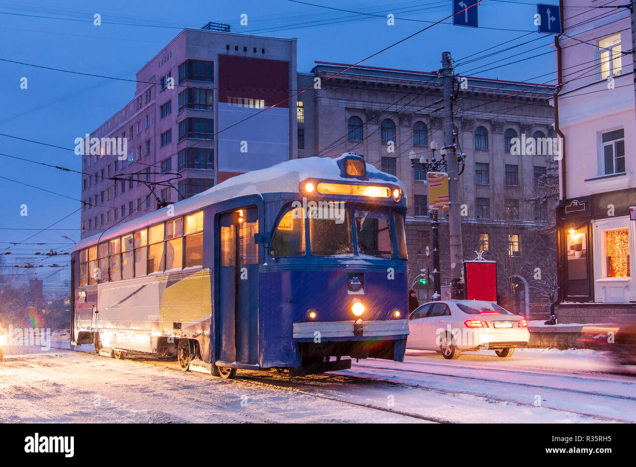 Retro Straßenbahn auf der Straße im Winter Stadt Chabarowsk Stockfoto