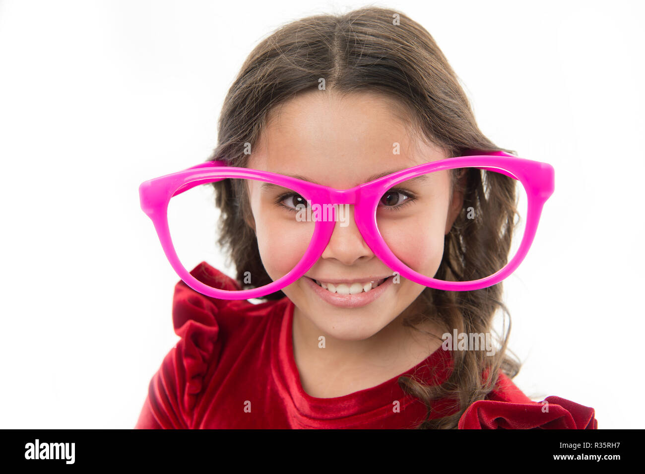 Kind glücklich tragen süße Brillen Zubehör. Kind charmantes Lächeln  isoliert weißer Hintergrund. Mädchen tragen große lustige Brillen für die  Partei. Kind niedlich Gesicht mit Brille. Wollen einfach nur Spaß zu haben  Stockfotografie -