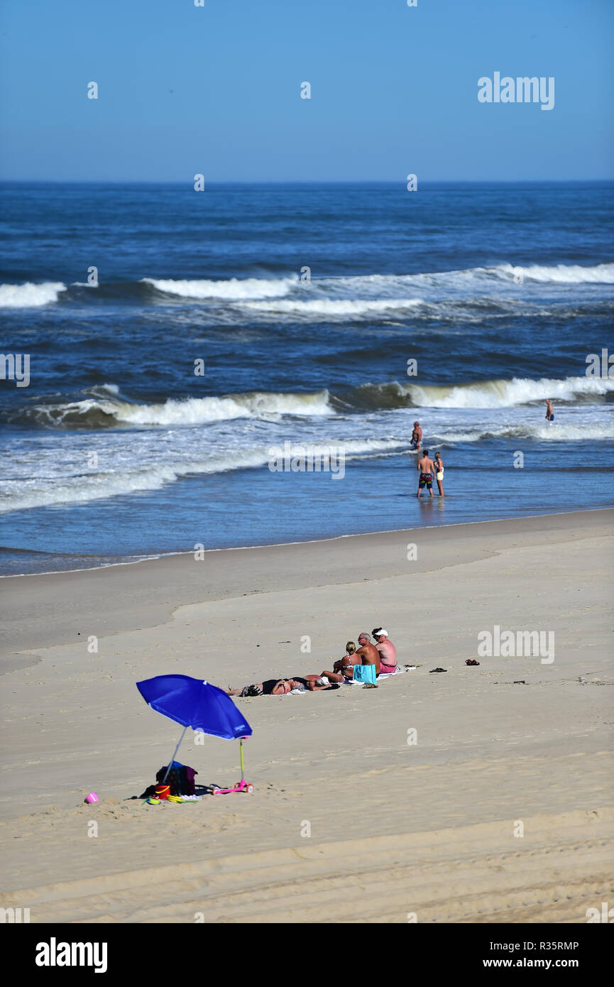 MONTE REAL, PORTUGAL - 28. SEPTEMBER 2016: Sonniger Tag Szene am Strand an der Küste des Atlantischen Ozean. Stockfoto