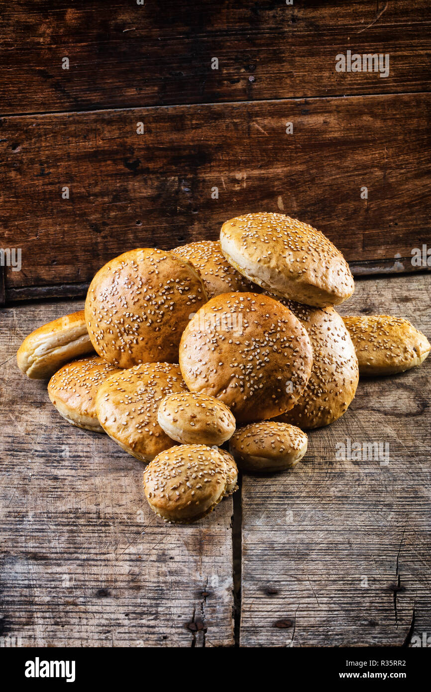 Hamburger Brötchen auf einem Holztisch Stockfoto