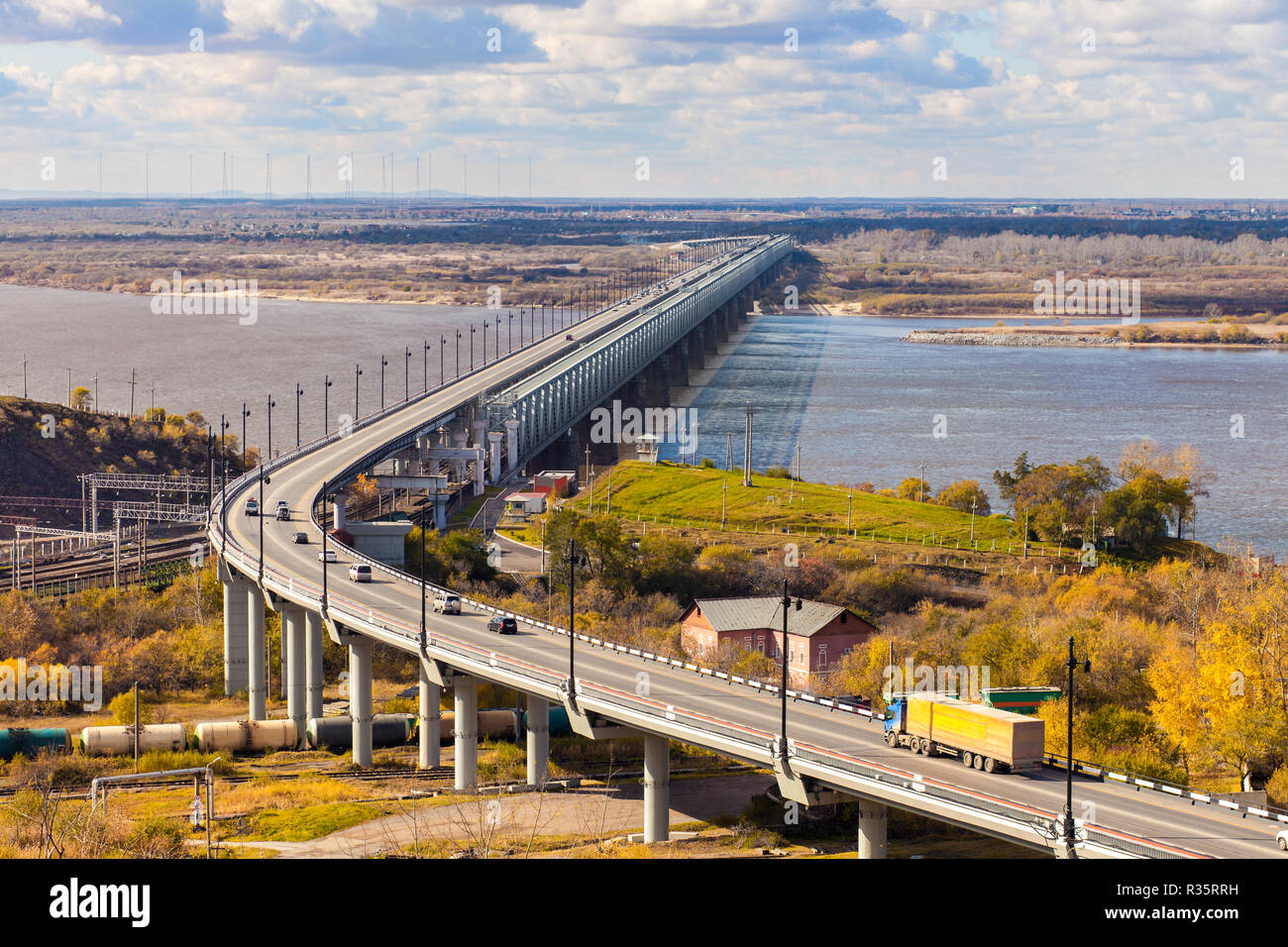 Brücke über den Amur in Chabarowsk, Russland im Herbst Stockfoto