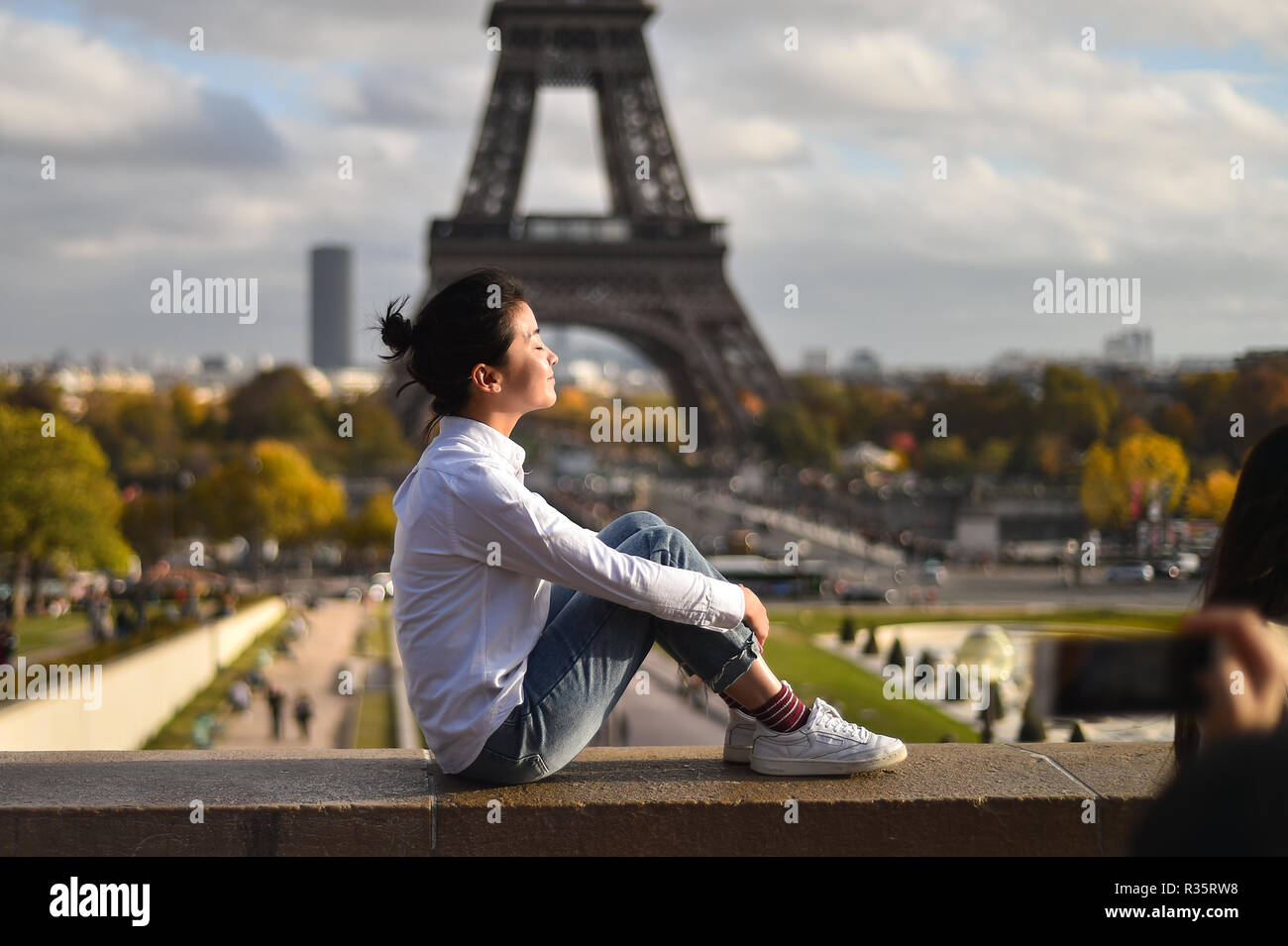 PARIS, FRANKREICH, November 9, 2018: Touristen, die Fotos in Trocadero Website mit Tour Eiffel im Hintergrund in einem Herbst Tag Stockfoto